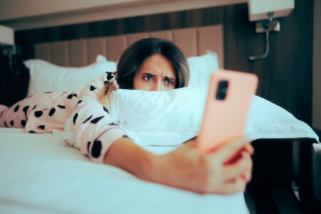 Bolí vás krk z mobilu? Odborníčka radí, ako predísť novému syndrómu