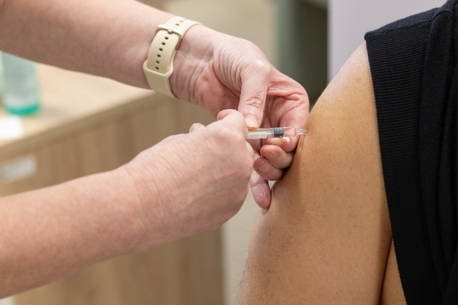 Očkovanie v lekárňach sa posúva do praxe. Prví farmaceuti budú pripravení už koncom roka