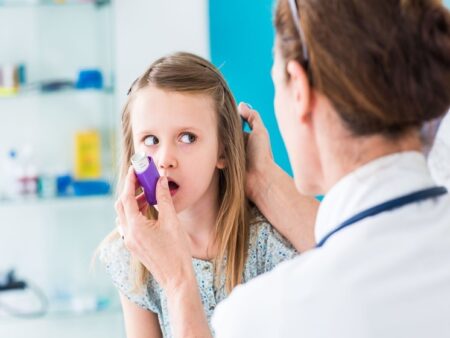 Chemikálie z panvíc či obalov môžu zvyšovať riziko astmy u detí