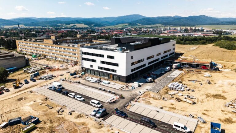 Nový pavilón nemocnice v Spišskej Novej Vsi napreduje s predstihom. Stavba už má hotovú fasádu