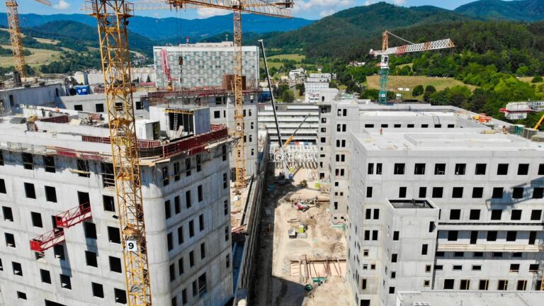 Koľko nás ešte budú stáť rozostavané nemocnice? SaS žiada od Šaška jasné čísla