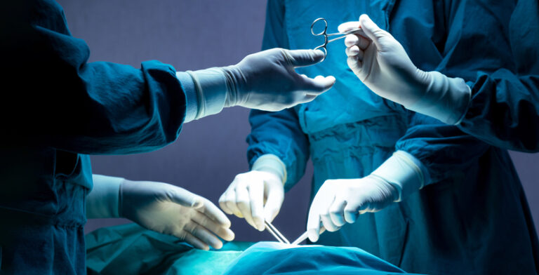 Opozícia chce prinútiť poisťovne hľadať pacientom termíny plánovaných operácií