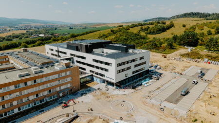 Takto zatiaľ vyzerá nový pavilón spišskonovoveskej nemocnice. Zdravotníci už testujú prvé priestory