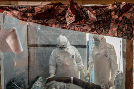 Ebola sa šíri rekordným tempom: Za necelé tri mesiace zomrelo už vyše 2 000 ľudí