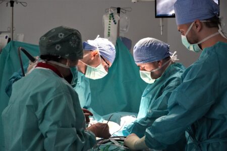 Prvú robotickú hrudnú chirurgiu na Slovensku spustili v Martine. Majú za sebou už 100 operácií