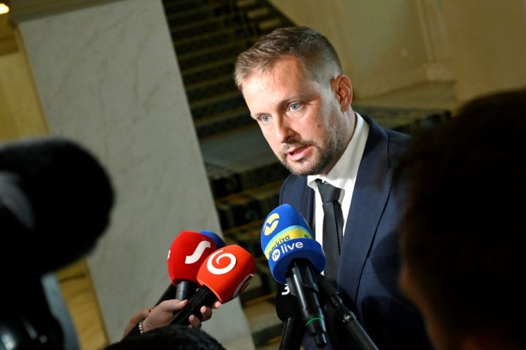 Štát chce určovať, ako majú vyzerať zmluvy medzi nemocnicami a poisťovňami. Poisťovne aj nemocnice sa búria