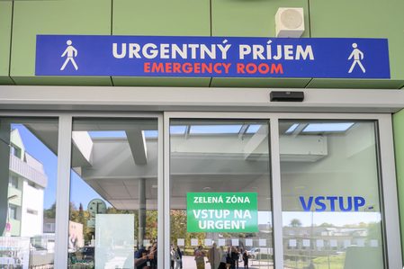 ANS: Ochrana zdravotníkov musí platiť pre všetky urgentné príjmy