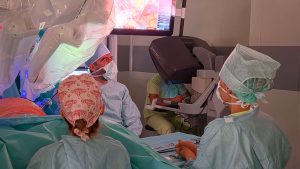 Rakovina maternice a viac ako 150 kíl. Lekári v Prešove vykonali unikátnu robotickú operáciu