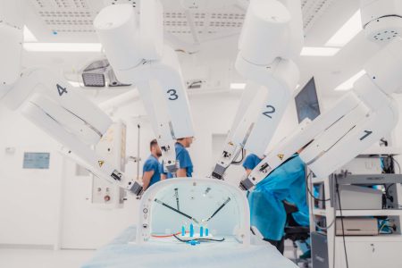 Zvolenská nemocnica plánuje od polovice septembra stovky robotických operácií