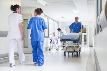 Poslanci opozície po útoku na sestru apelujú na lepšiu ochranu zdravotníkov