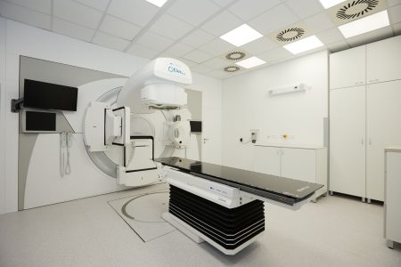 Michalovská nemocnica má nový urýchľovač za 2,5 milióna eur. Spresní ožarovanie nádorov
