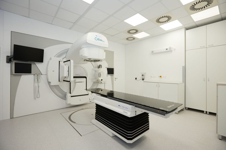 Michalovská nemocnica má nový urýchľovač za 2,5 milióna eur. Spresní ožarovanie nádorov