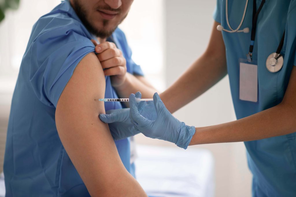 Zdravotníci sa proti chrípke očkujú málo. Na Slovensku je ich zaočkovanosť len okolo 5 až 7 percent
